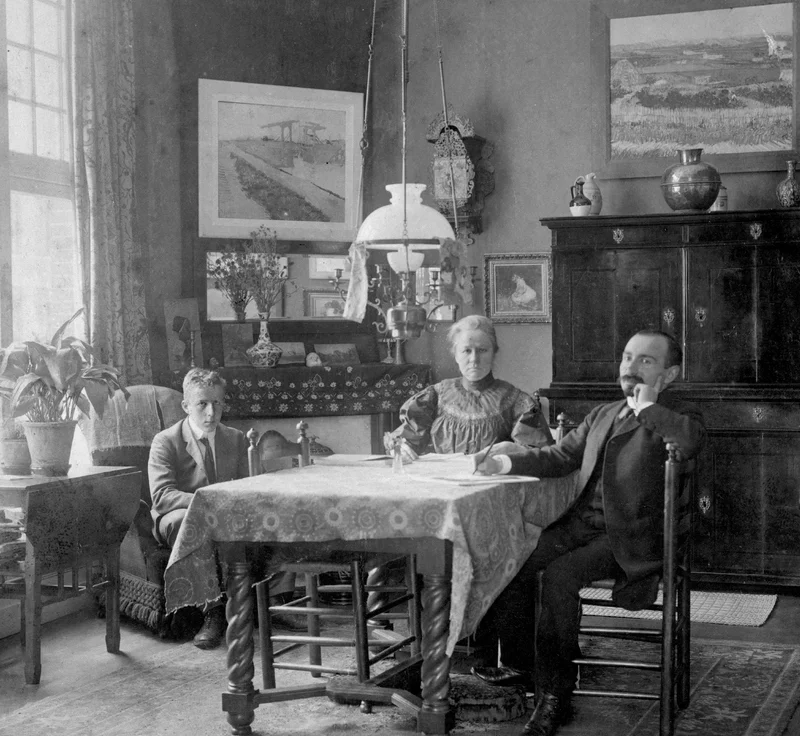 Vincent van Gogh, Jo Cohen Gosschalk-Bonger en Johan Cohen Gosschalk in de eetkamer van hun huis op 77 Koninginneweg, Amsterdam, eind 1910 of begin 1911.